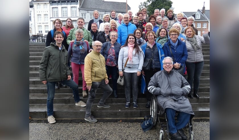 Popkoor Cheers houdt een Kerstinloop in D'n Toomp in Heijen.