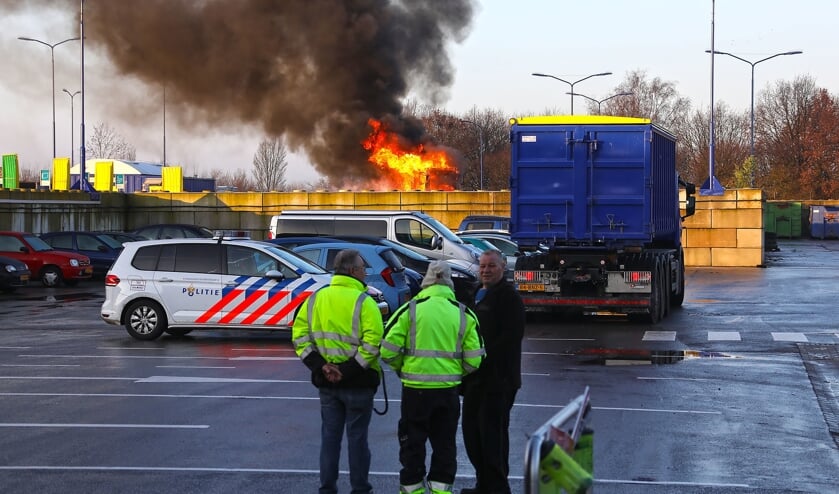 Shovel uitgebrand op milieustraat. Foto Gabor Heeres Foto Mallo