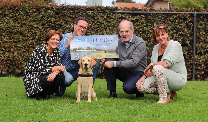 Onlangs overhandigden vertegenwoordigers van Rotaryclub de cheque aan de Stichting Hulphond in Herpen.