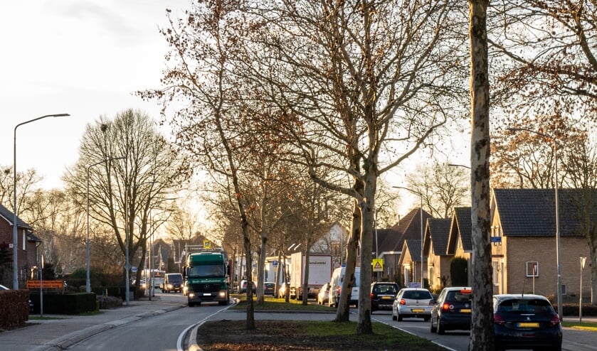 De N264 voert dwars door de dorpskern van Sint Hubert.