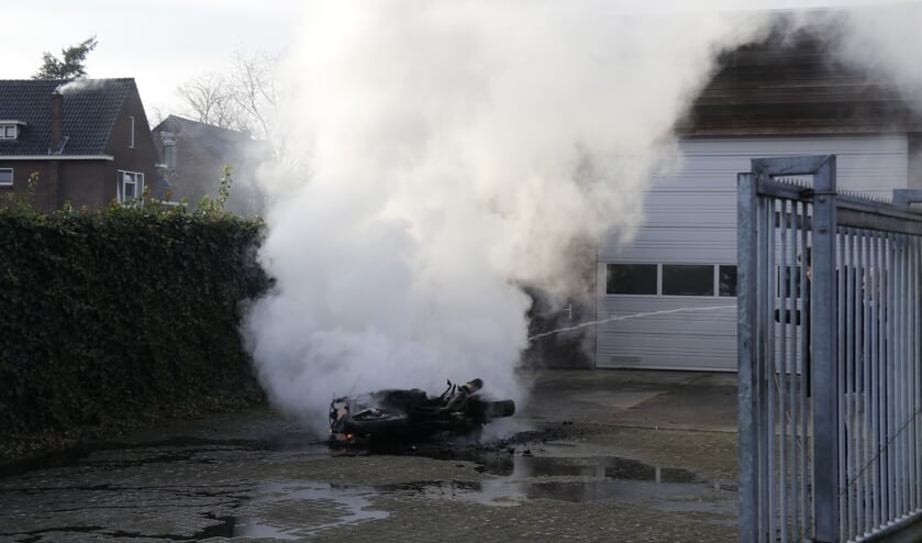 Brand verwoest motor in Ottersum.