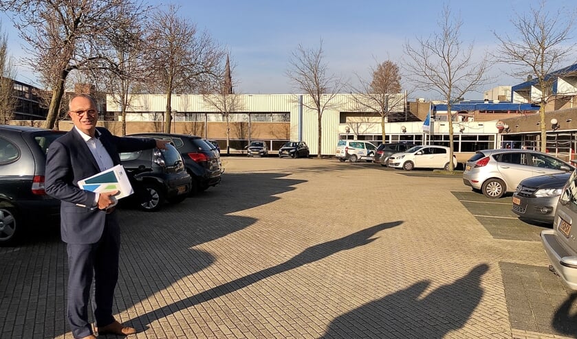 Op deze strook, nu nog voornamelijk parkeerplaats, moet het nieuwe zwembad komen. Op de achtergrond is De Beemd nog zichtbaar.