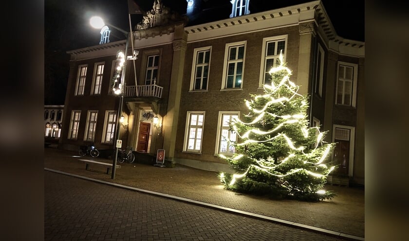 De wensboom staat schuin voor Het Raadhuis.