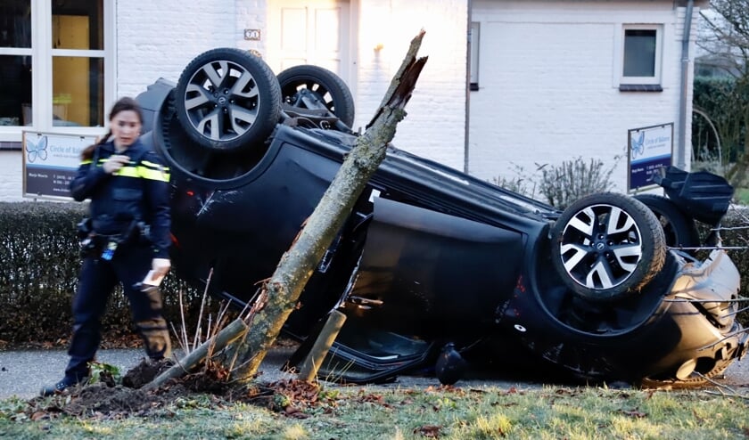 Automobiliste slaat over de kop bij inhaalactie op Vierlingsbeekseweg.