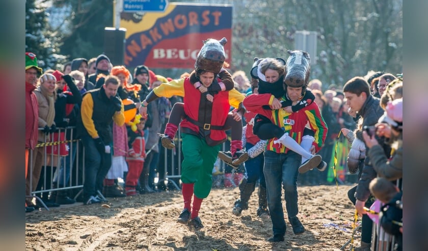 <p>De meest kolderieke paardenrennen van Nederland vinden niet plaats tijdens carnaval.</p>