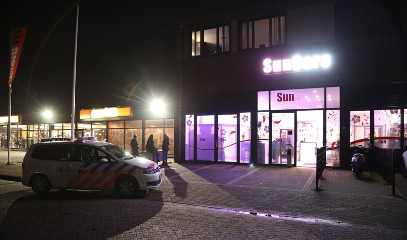 Overvallers sloegen toe bij zonnestudio in Oss. (Foto: Charles Mallo \ Foto Mallo)
