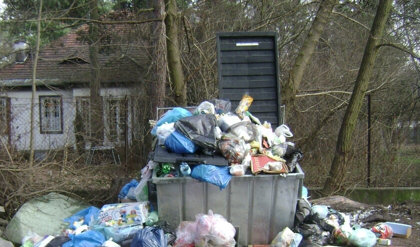 <p>Er bestaat het vermoeden dat mensen van buiten de Flatwijk afval brengen. (Archieffoto)</p>