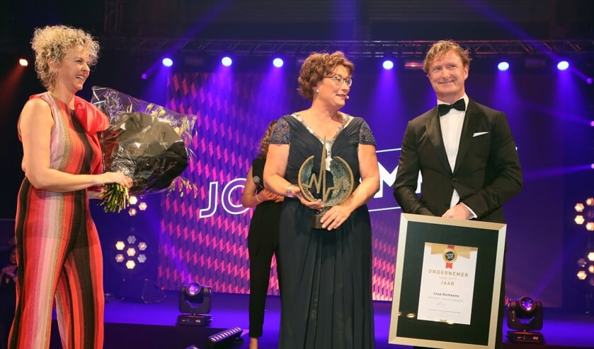 Joep Kemkens met naast hem burgemeester Wobine Buijs-Glaudemans.