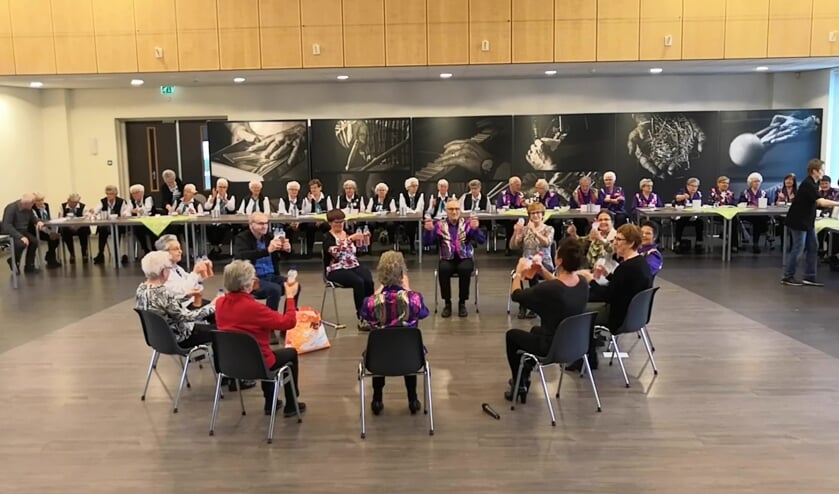 Dansen van uit de stoel op een werelddansdag in Overloon