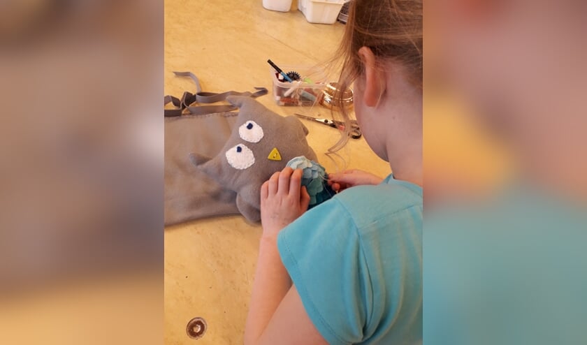 Het naaiatelier is erg laagdrempelig en toegankelijk voor kinderen tussen 6 en 16 jaar.
