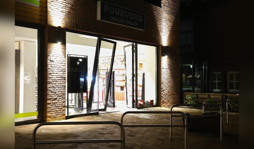 Ravage na ramkraak op parfumerie in Heesch. (Foto: Gabor Heeres / Foto Mallo)