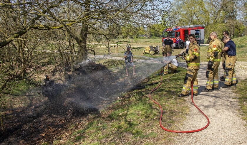 Brandje in Witte Hoeflaan. (Foto: Charles Mallo / Foto Mallo)