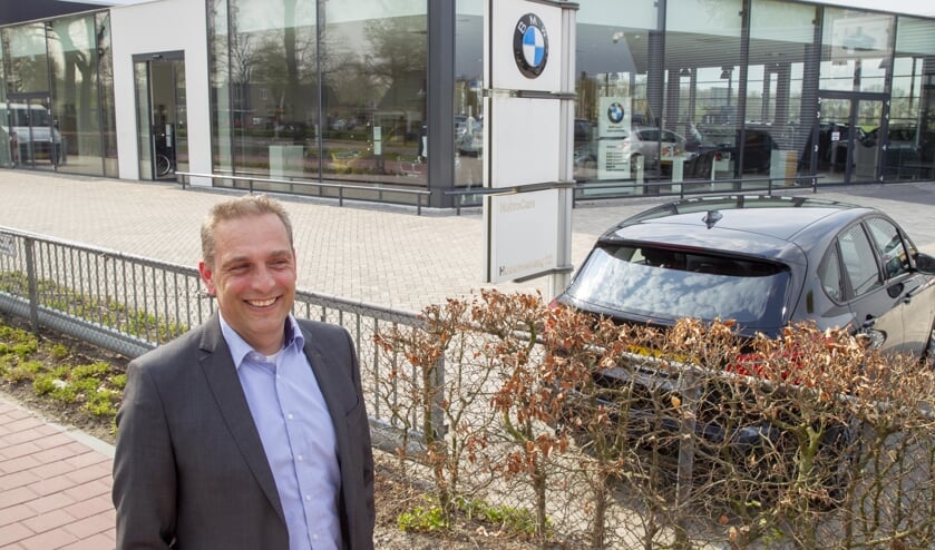 Directeur Jorrit Waterschoot voor de vernieuwde showroom van Nobra Cars in Uden, die zaterdag 13 april wordt heropend. (foto: Ad van de Graaf)