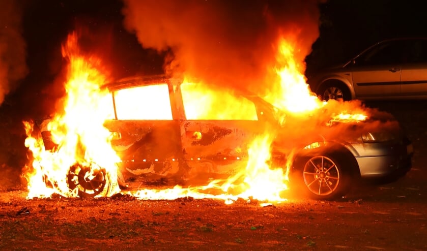 Autobrand in Joannes Zwijsenlaan. (Foto: Gabor Heeres / Foto Mallo)