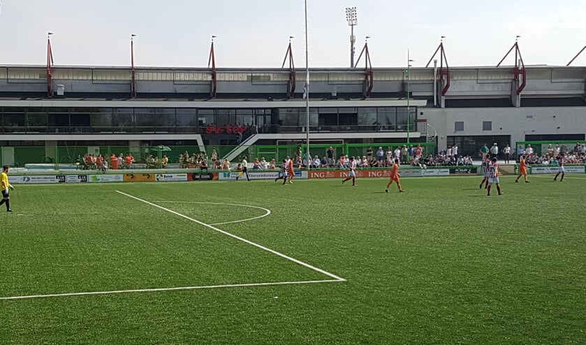Het veld van sv TOP met op de achtergrond het Frans Heesen Stadion.