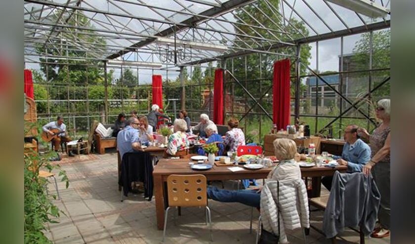 Gedichten, muziek en een eerlijk ontbijt. Het recept van het poëtisch ontbijt van Wereldtuin Verdeliet in Cuijk.