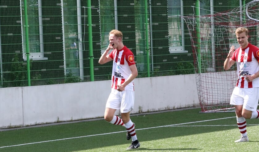 <p>Mees Linders na een doelpunt voor sv TOP. (Foto: Pion Steeg)</p>