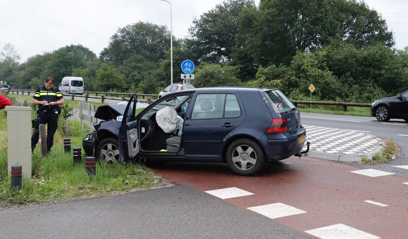 Botsing op N264 nabij Maasbrug in Oeffelt: auto's total-loss.