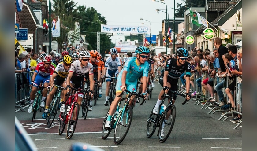 <p>Wedstrijdbeeld uit een vorige editie. V.l.n.r.: Wout Poels (rechts), Peter Weening (blauw) en Bauke Mollema (rode fiets)</p>