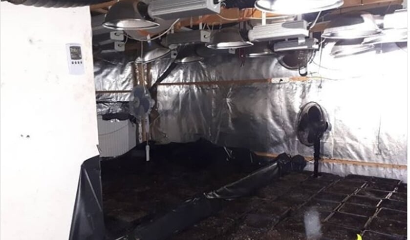 Politie treft ontmantelde hennepkwekerij aan in woning Van Anrooijstraat. (Foto: wijkagenten Ruwaard)