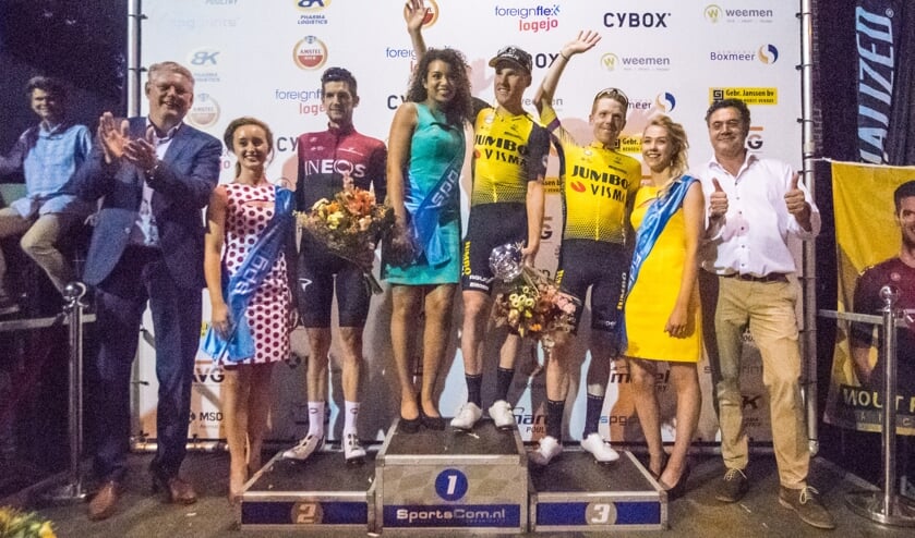 Winnaar Mike Teunissen wordt geflankeerd door Wout Poels (tweede) en Steven Kruijswijk (derde).