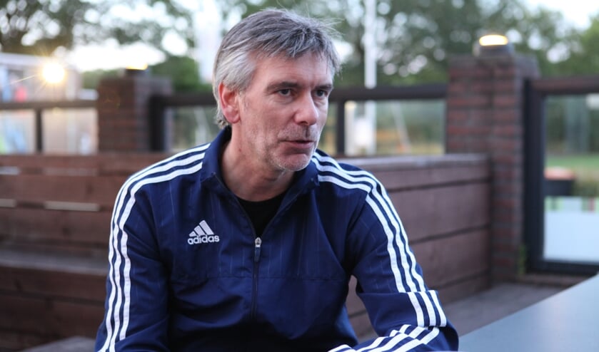 Trainer Lodwijk de Kruif spreekt met Kliksport
