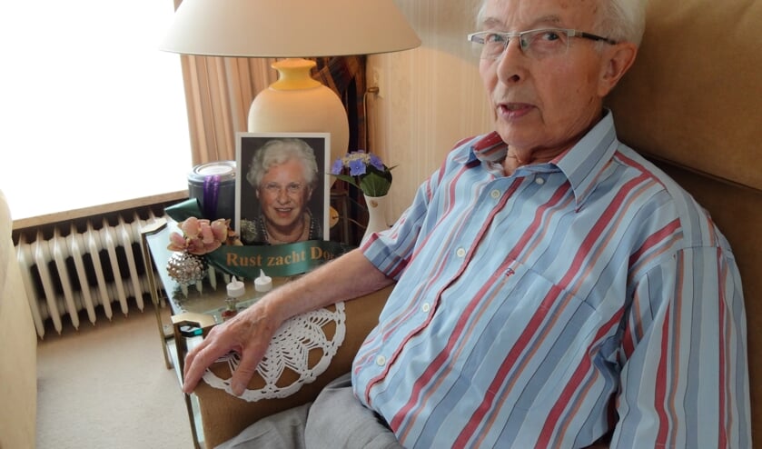 <p>Max bij een foto van zijn vrouw Dora.</p>