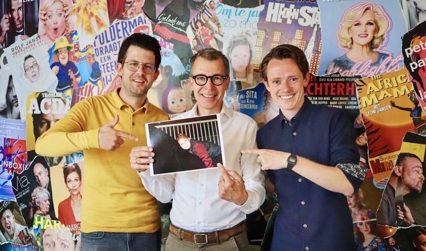Jeroen van de Sande (MooiRooi), Harry Vermeulen (Theater De Blauwe Kei) en Ties van Dooren (Stadskrant Veghel) met een foto van de winnares van vorig jaar: Denne.
