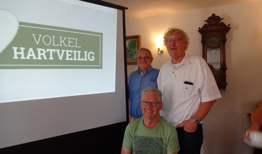 Bestuursleden Peter Pennings en Martin van Hoeij en initiatiefnemer Jan Coppens bij het nieuwe logo (foto: Ankh van Burk)