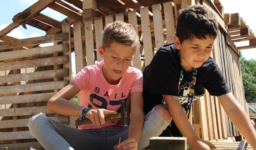 Lars en Christos zijn samen hard aan het werk om het dak te verstevigen.