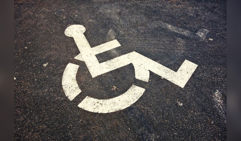Vrouw beboet voor parkeren op invalidenparkeerplaats.