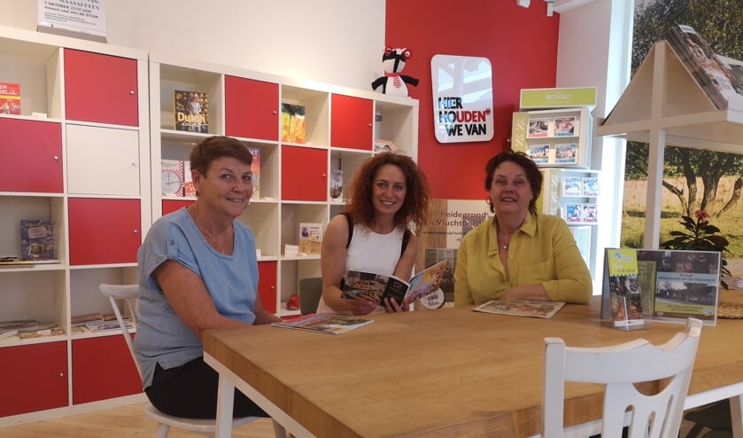 Winkelcoördinator Karin, regiocoördinator Ellen en gastvrouw Ans.
