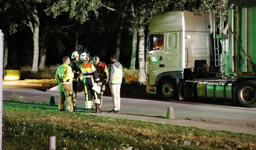 Vrachtwagen lekt vloeistoffen naast A73, parkeerplaats tijdelijk dicht.