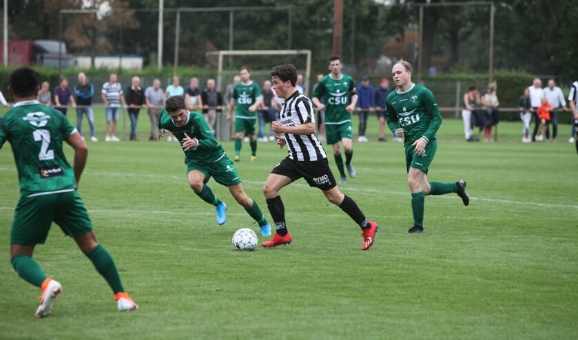 Gemert als zo vaak aan de bal in het duel vanmiddag op De Smelen