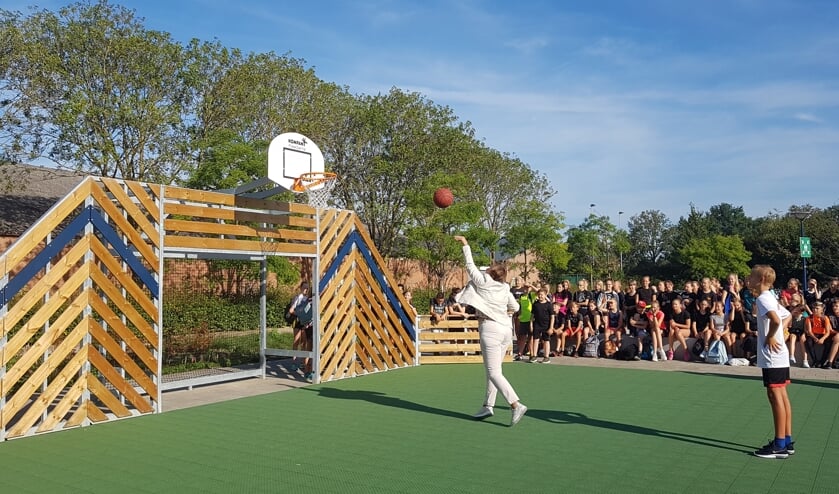 Wethouder Coby van der Pas opende het nieuwe schoolplein van het Zwijsen College.