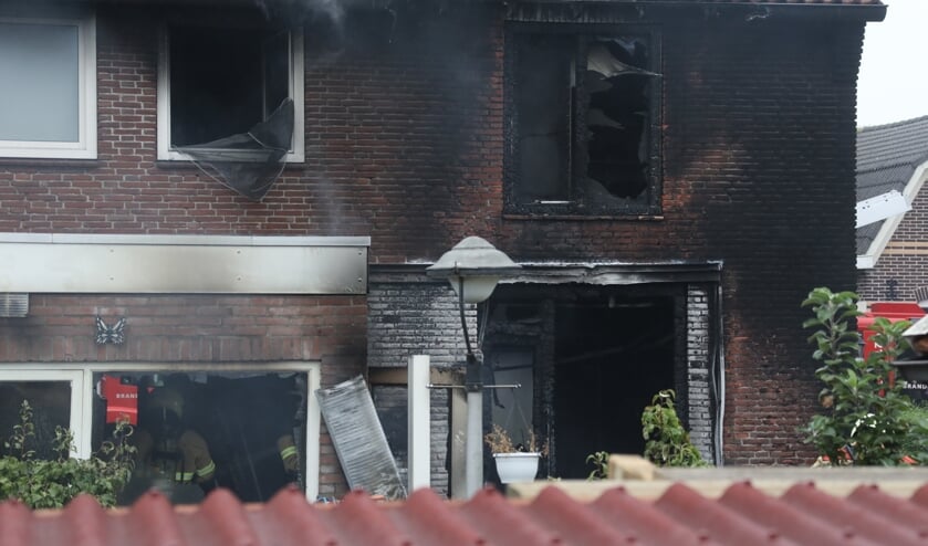 Woning uitgebrand in Teugenaarsstraat. (Foto: Gabor Heeres / Foto Mallo)