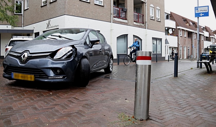 Vrouw rijdt tegen paaltje in Boxmeer, auto onbruikbaar.