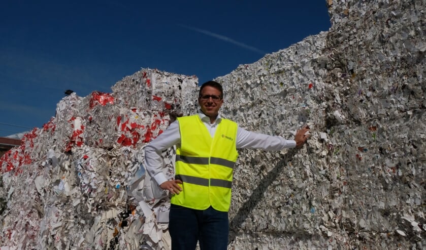 Jan Fassbender, directeur van Essity Cuijk, tussen de stapels oud-papier die worden gebruikt in de productie. 'De afgelopen jaren hebben we al flinke stappen gezet.' (tekst en foto: Martijn Schwillens)
