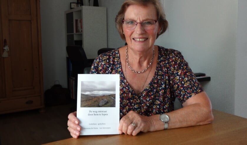 Marianne du Maine met haar nieuwe bundel (foto: Ankh van Burk)