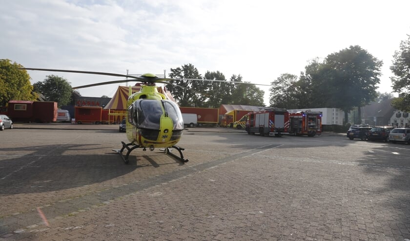 Persoon bekneld onder vrachtwagen.