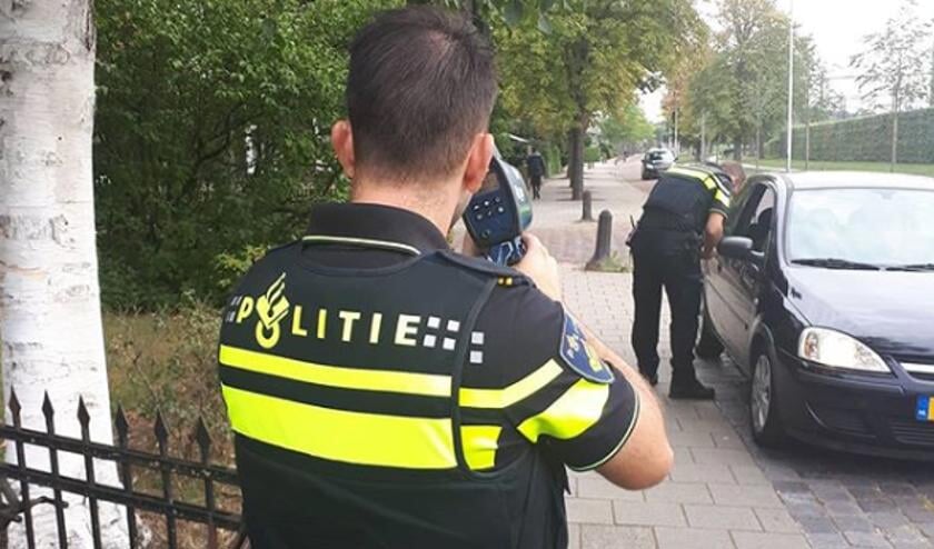 Snelheidscontrole op Spoorlaan. (Foto: Instagram wijkagenten Schadewijk)