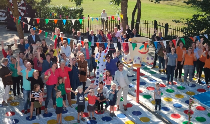 Speel-Leer-Centrum 't Heibosch werd geopend door een levensgroot spelletje Twister.