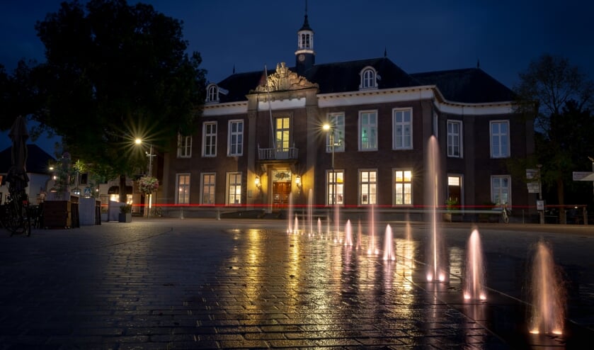<p>Het (oude) Raadhuis op de Markt in Veghel. Op de voorgrond de fonteintjes.</p>
