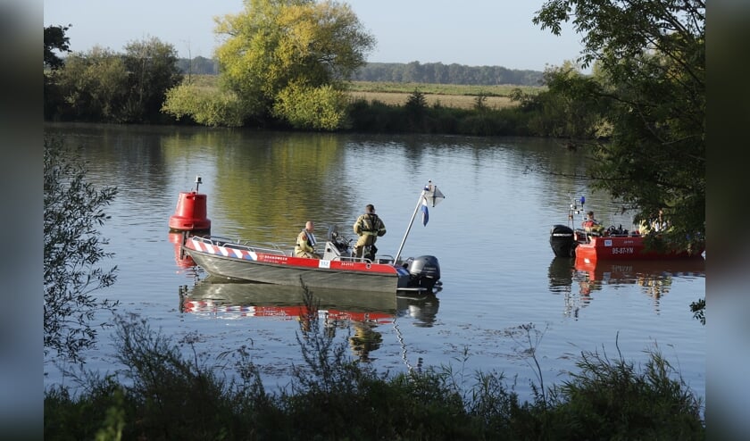 Politie zoekt persoon die mogelijk te water is geraakt in de Maas.