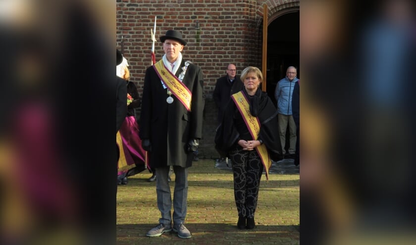 Marcel Fränzel is de nieuwe beschermheer van het St. Antoniusgilde. Hij volgt Marleen Sijbers (rechts) op, die zondag afscheid nam van het gilde.