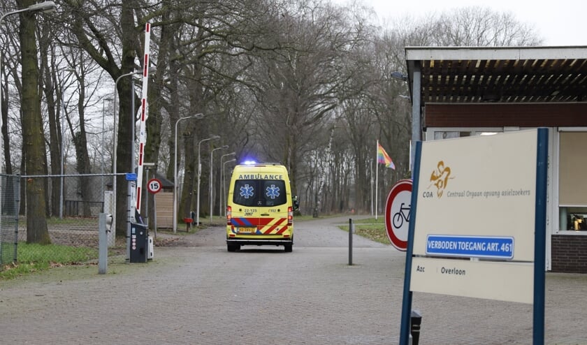 De hulpdiensten zijn vanmiddag massaal uitgerukt naar het asielzoekerscentrum in Overloon.