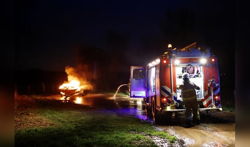 Speedboot op aanhanger brandt uit in Linden: politie zoekt eigenaar en getuigen.