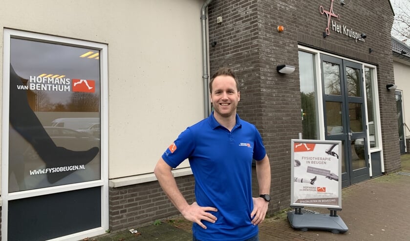 Cas Frederix bij het nieuwe pand van Hofmans van Benthum in Beugen.