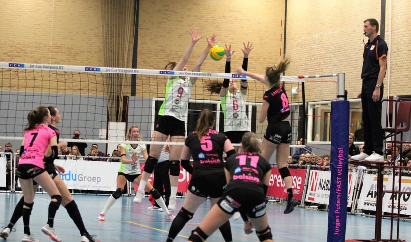 Lara Hendricks (8) valt via de buitenkant aan. (foto: Jurgen Peters)