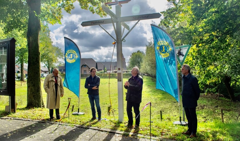 <p>De vriendschapspaal is officieel geopend door de burgemeesters Knickrehm van Goch en Hans Theunissen van Gennep, de initiatiefnemers van beide Lionsclubs en mevrouw Hubbers en de heer Kamps van de Euregio.</p>